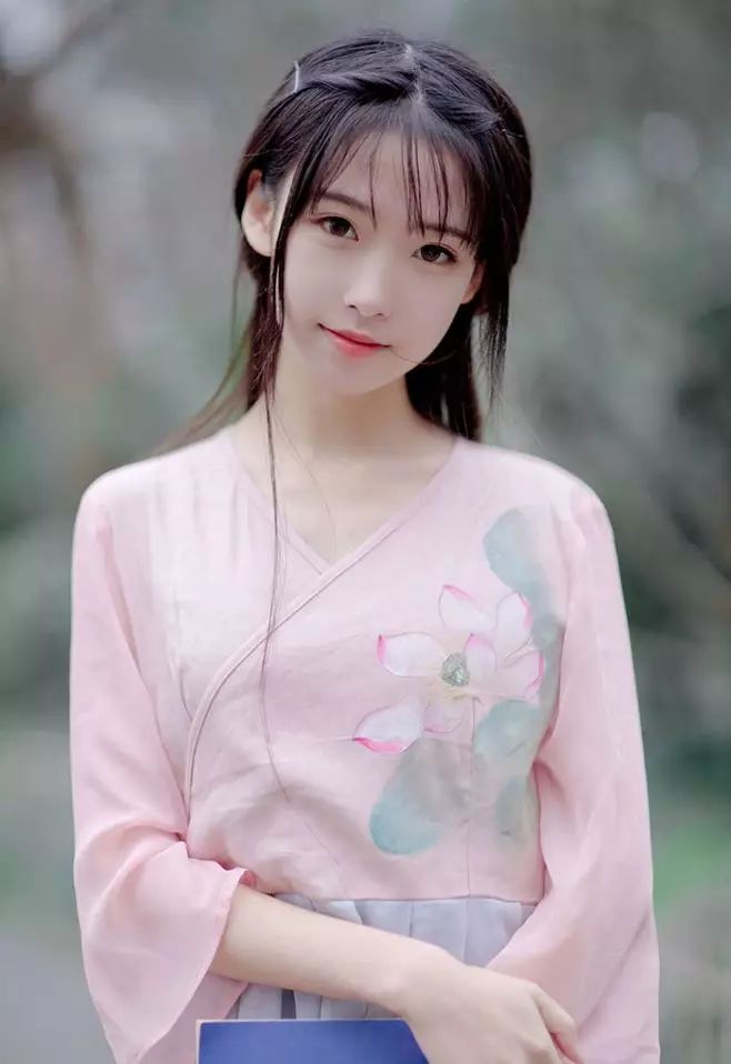 三点水旁的灵动女孩名，潺流之韵，温婉如诗