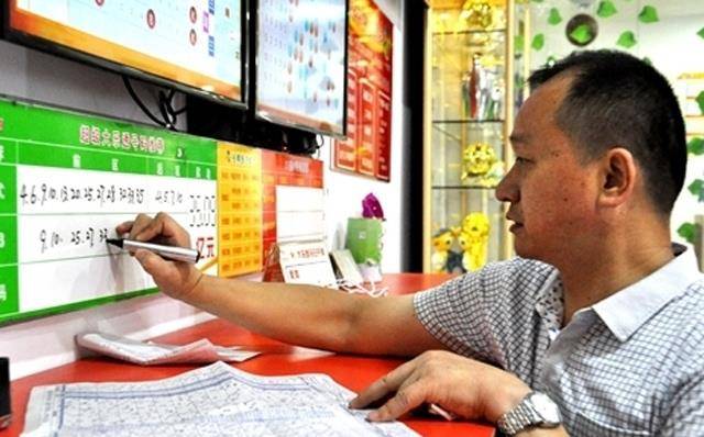 揭秘新澳门彩出号综合，24码中奖走势，真相与迷思澳门新问